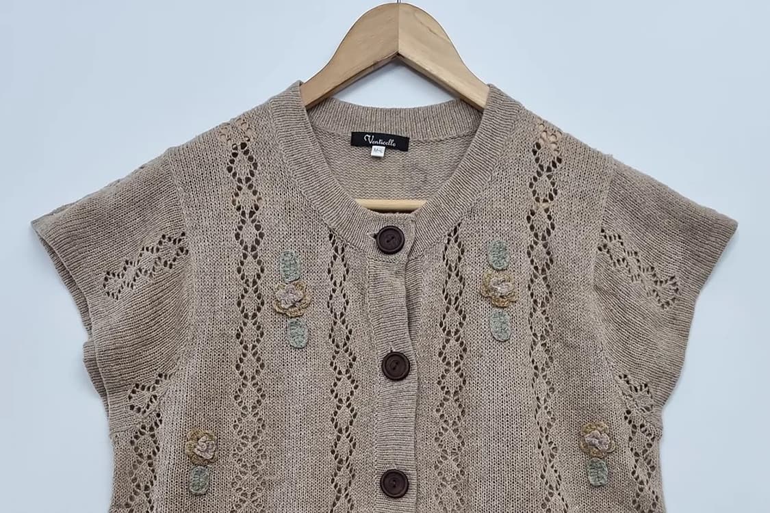 VENTICELLO 베이지 레트로 펀칭 민소매 가디건  상품이미지3