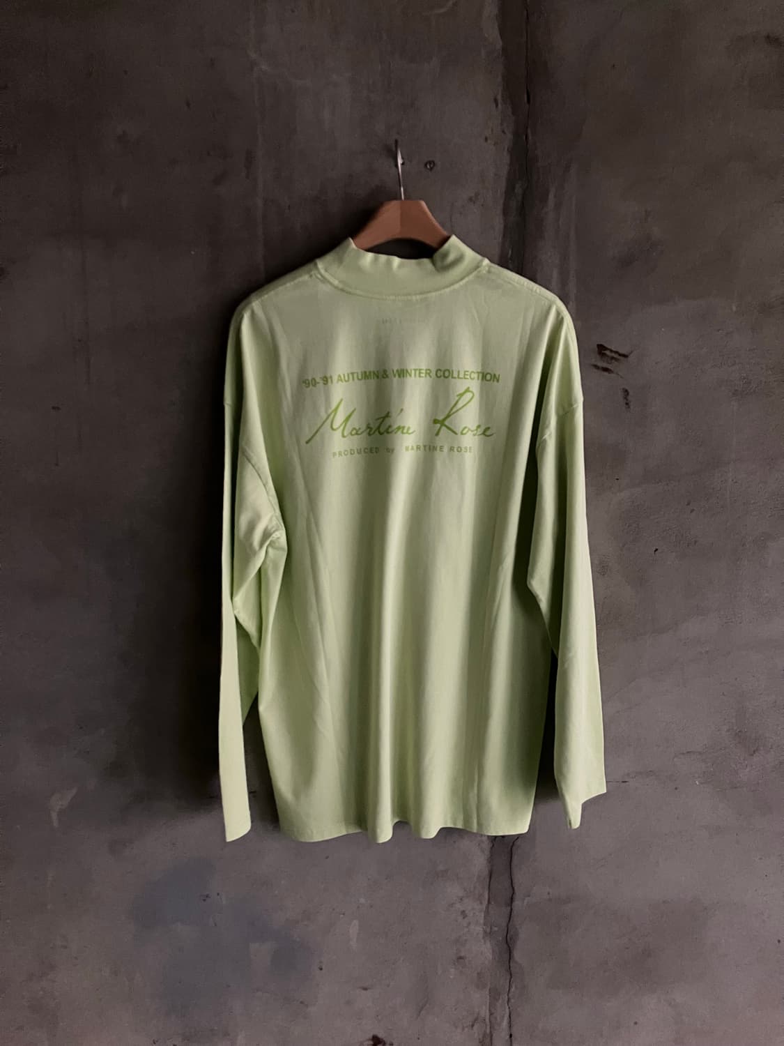 마틴로즈 로고 모크넥 롱 슬리브 티셔츠 라임 상품이미지2