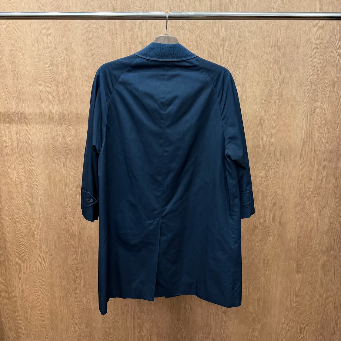 버버리 싱글 브레스트 맥 코트 레글런 슬리브 히든 버튼 디테일 네이비 상품이미지3