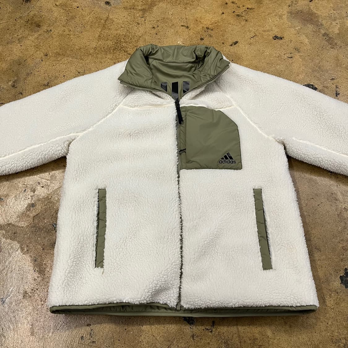 아디다스 리서시블 양면 후리스 패딩 카키 백로고  상품이미지7