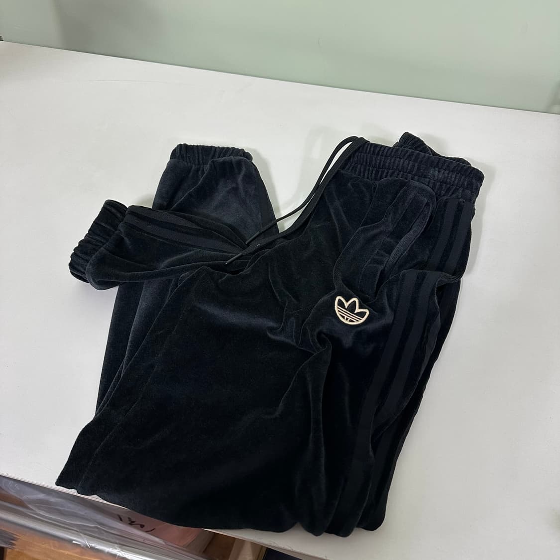 우먼M 아디다스 블랙 벨벳 트랙 조거팬츠 상품이미지1