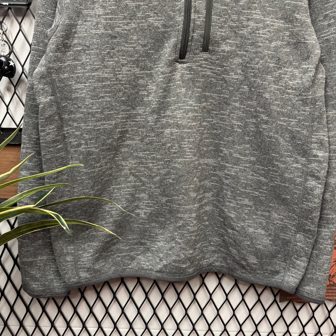 파타고니아 플리스 솔리드 하프 집업 자켓 사이드 집업 디테일 차콜 상품이미지4