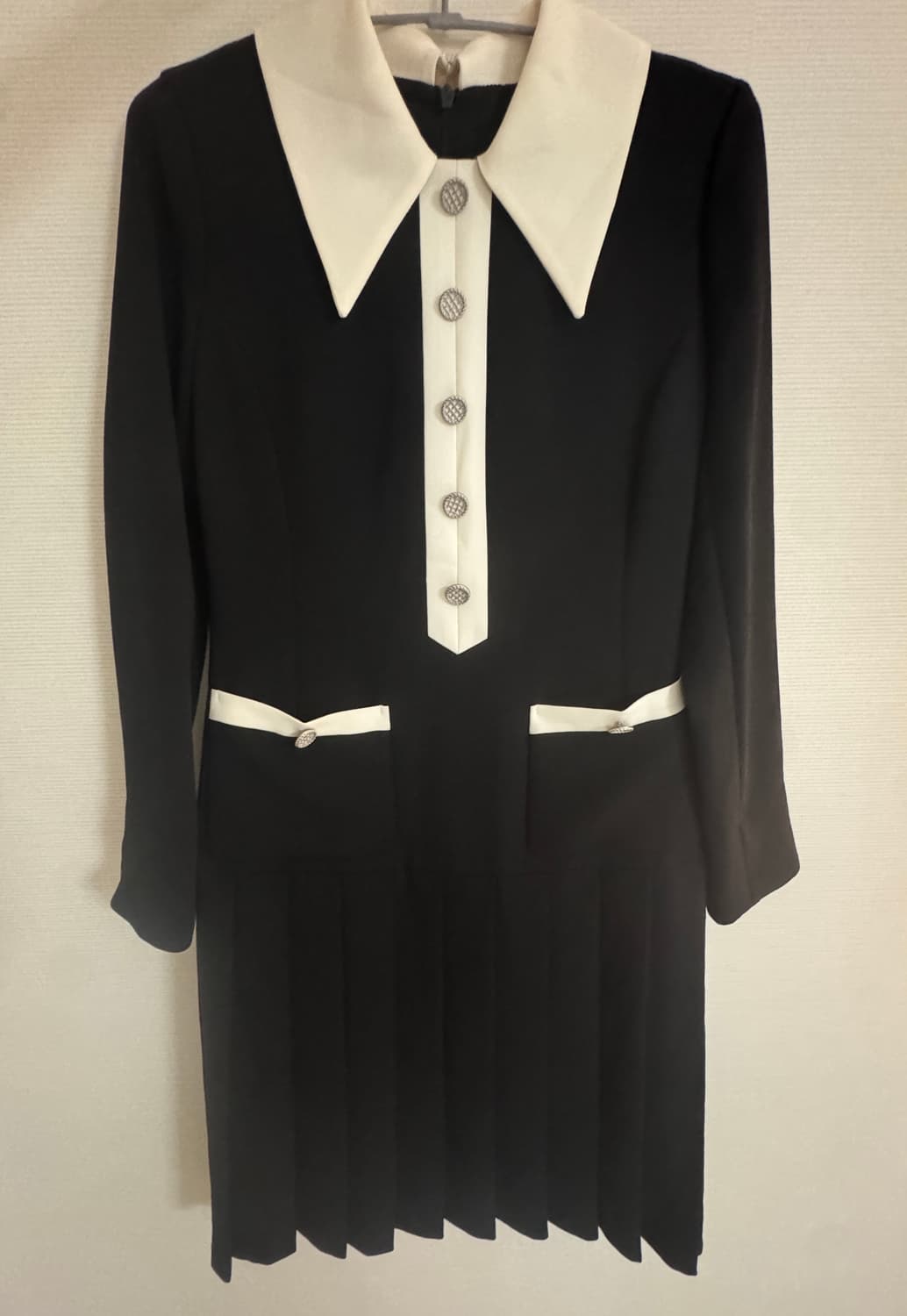 온앤온 배색 플리츠 원피스 상품이미지1