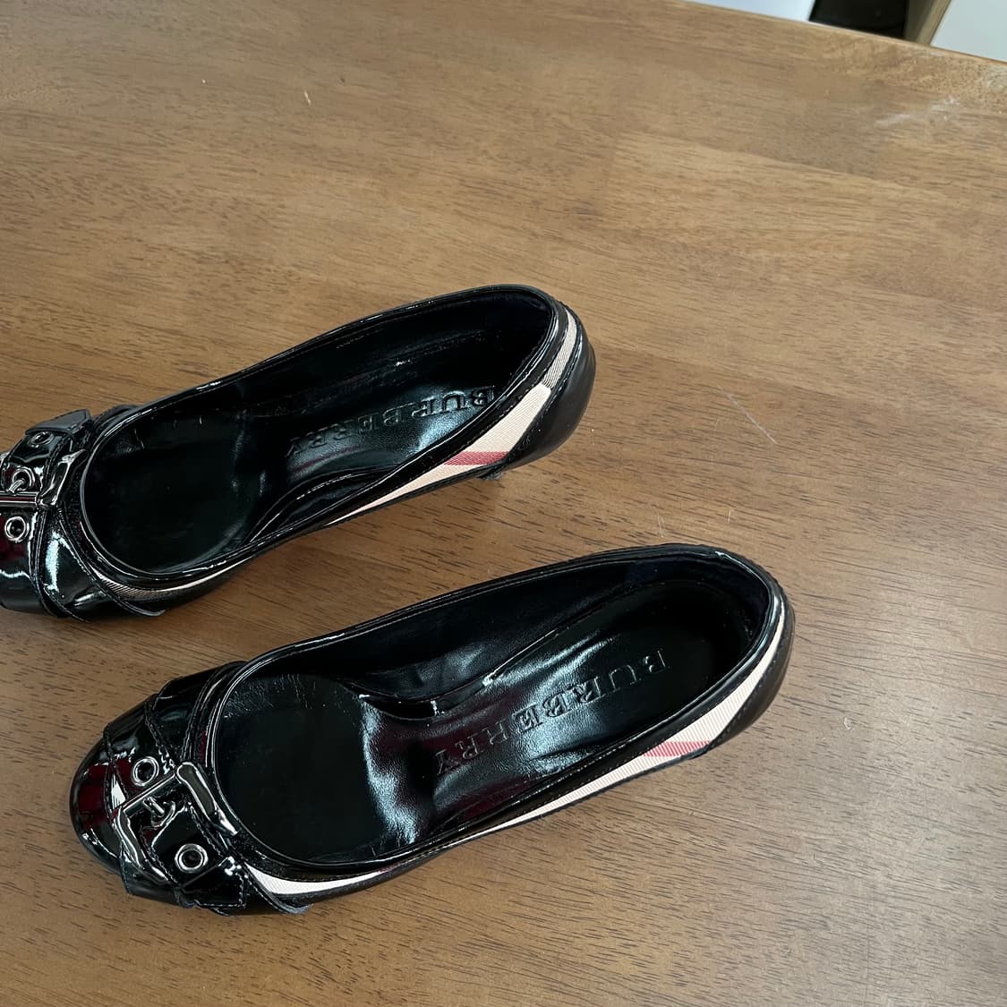 버버리 페이턴트 펌프스 35 상품이미지3