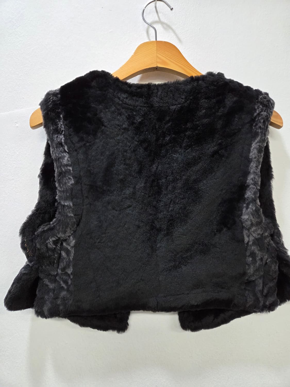 MIRAPE 블랙 퍼 조끼 크롭 상품이미지4