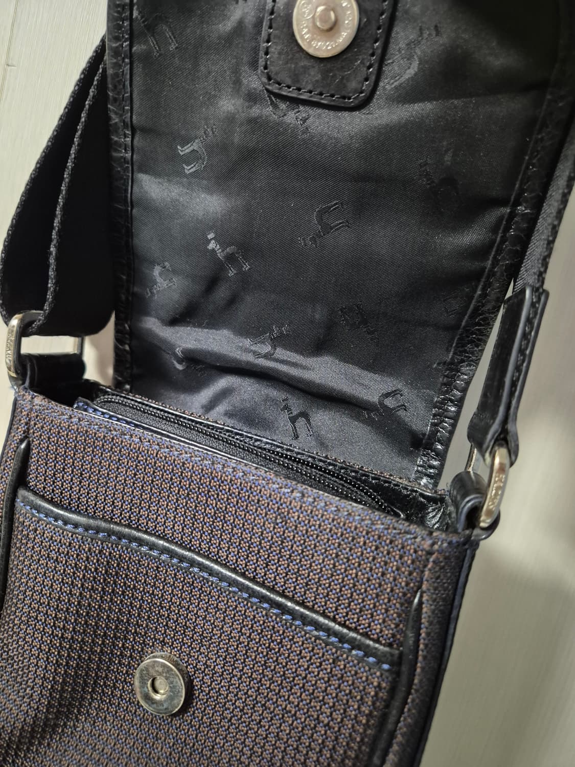 헤지스 남성 미니 크로스백 상품이미지4