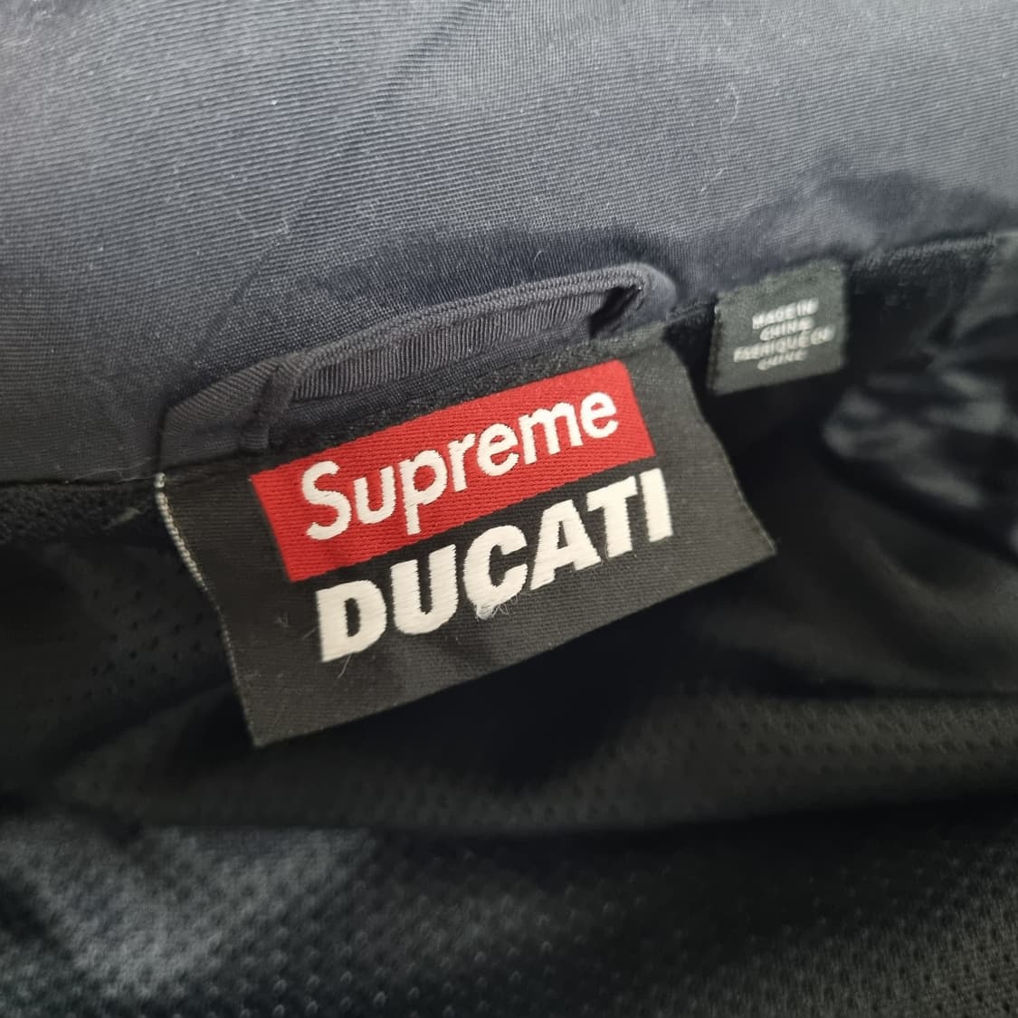 슈프림 x 두카티 트랙 자켓 블랙 - 24SS , L사이즈 판매합니다. 상품이미지9