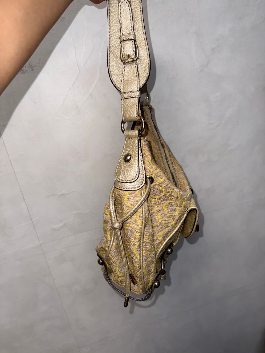 Guess yellow beige logo python strap 숄더백 상품이미지4