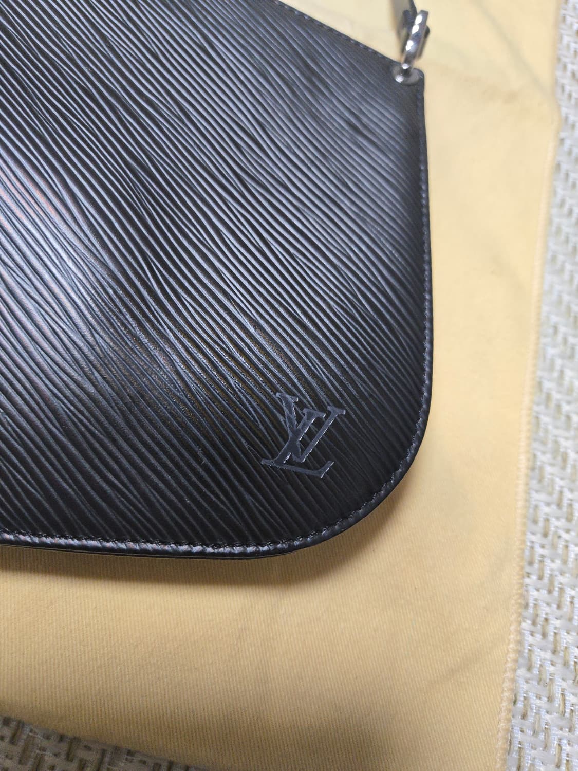 루이비통 에삐 포쉐트 데미룬 블랙 숄더백 상품이미지5