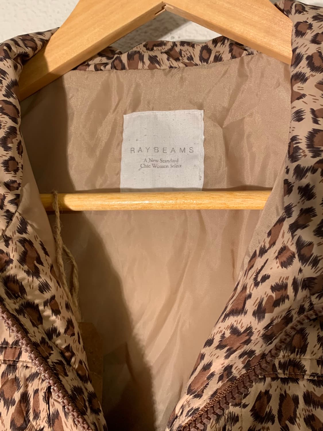 레이빔즈 레오파드 후드 경량패딩 상품이미지5