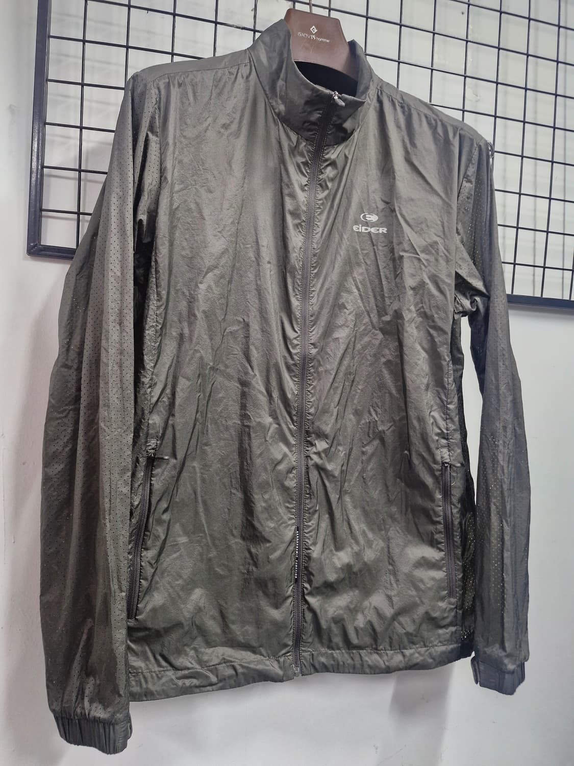 105XL 아이더 바람막이 자켓 카키. 상품이미지2