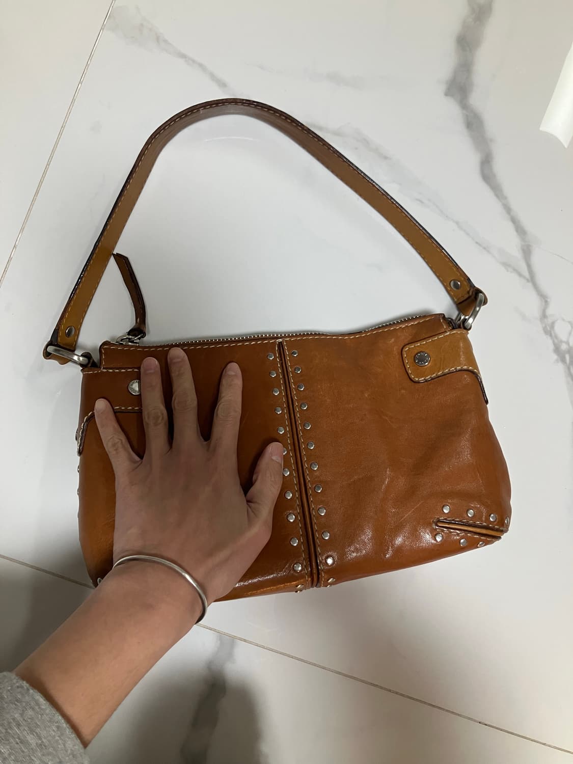 마이클 코어스 브라운 가죽 스터드 astor 아스터 미니 숄더백 상품이미지6