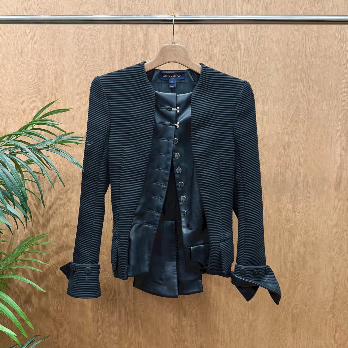 루이비통 자켓 레이어드 후크 여밈 페이크 버튼 디테일 슬림핏 블랙 상품이미지1