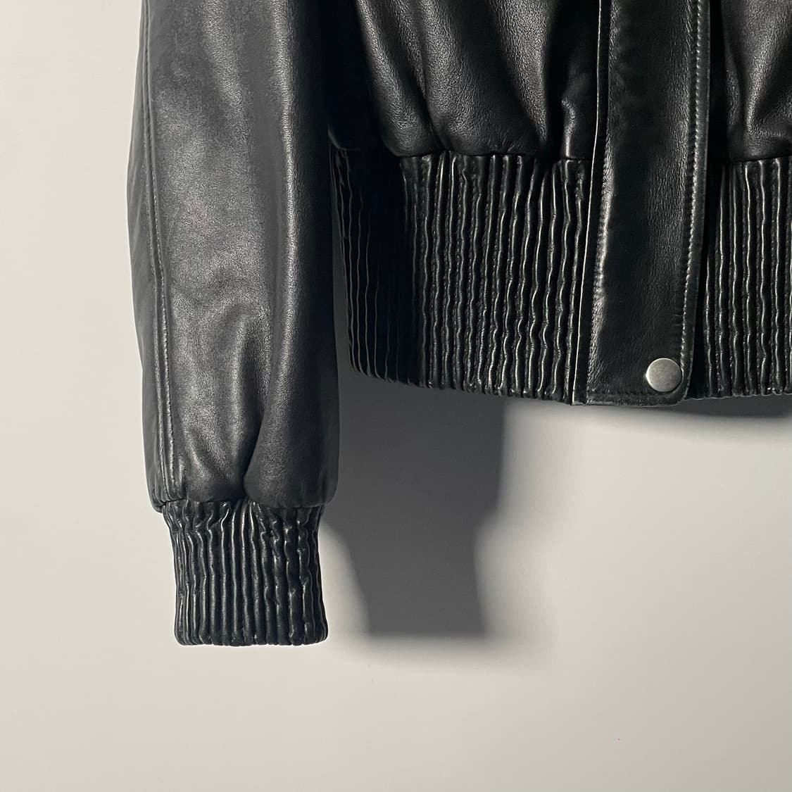 아르마니 익스체인지 우먼스 크롭 봄버 레더자켓 (on.491)  - 상품이미지4