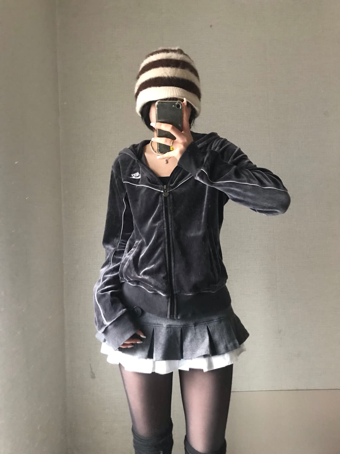 나이키 그레이 벨벳 후드집업 상품이미지1