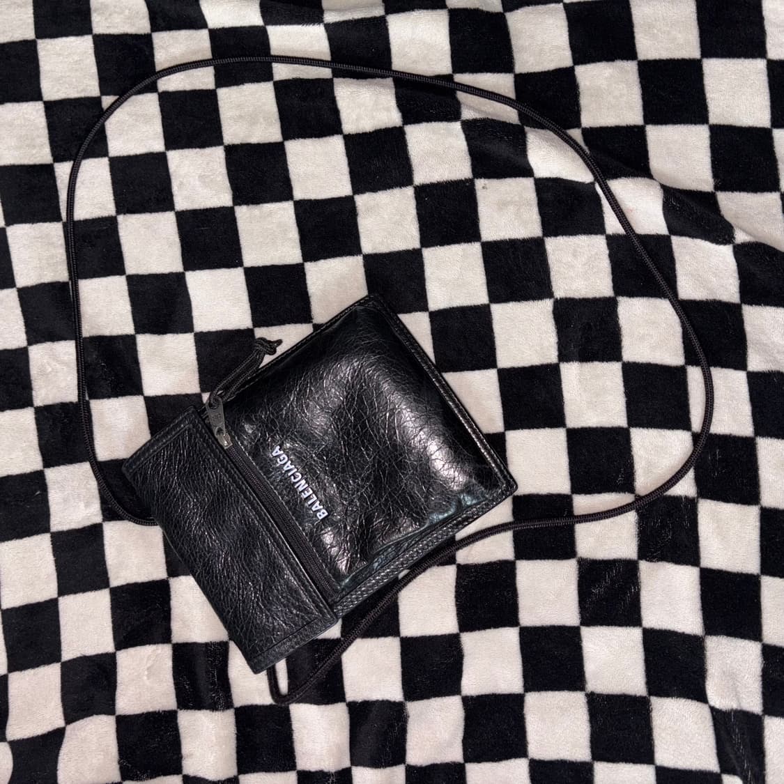 발렌시아가 익스플로러 스트랩 램스킨 파우치 스몰 블랙 상품이미지1