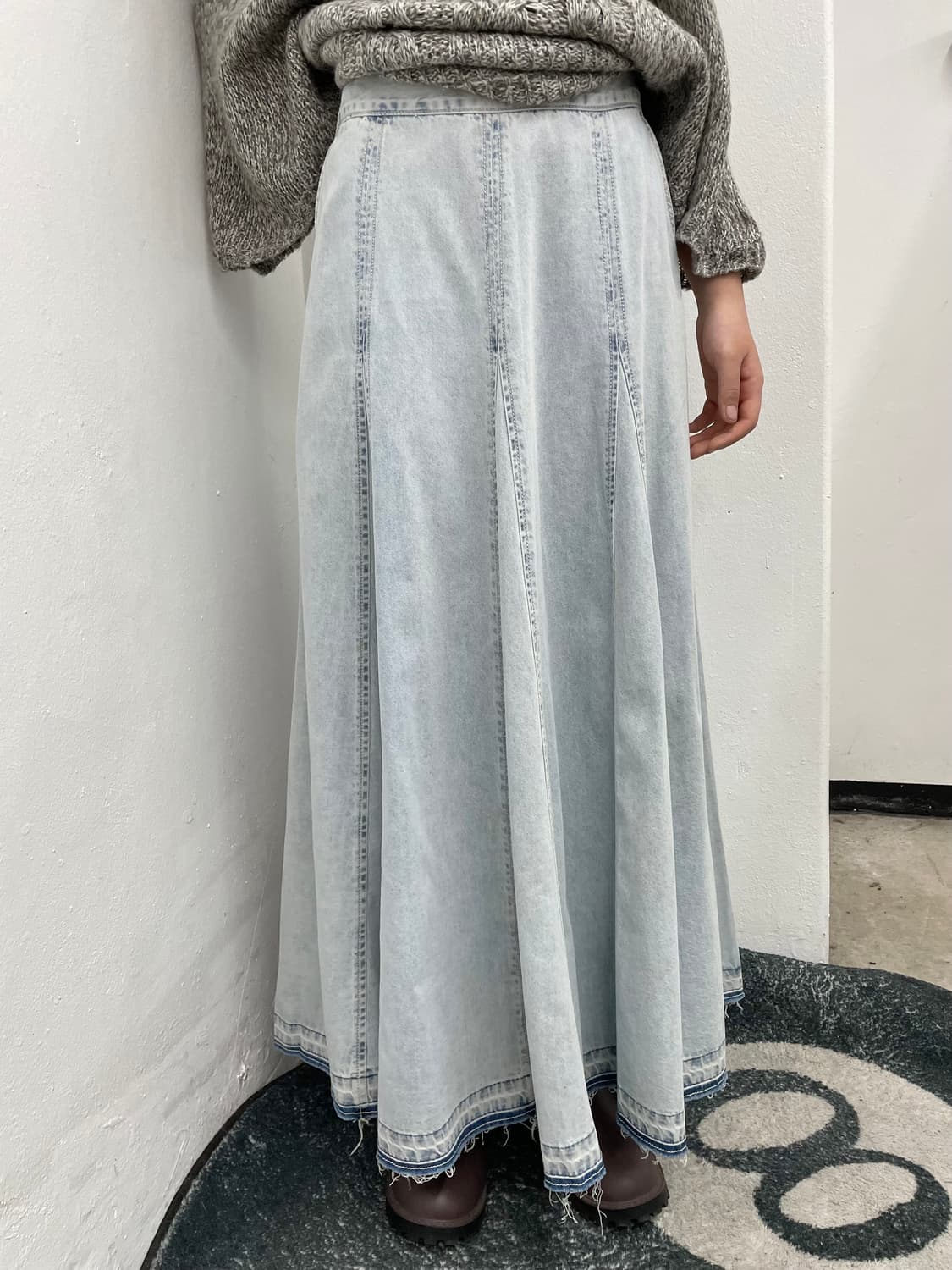 써스데이아일랜드 연청 디테일 롱 스커트 상품이미지3