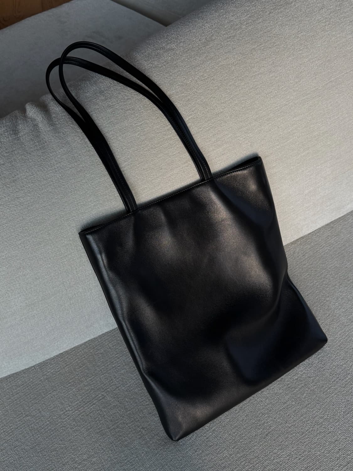 THE ROW   Flat Tote in leather 상품이미지5