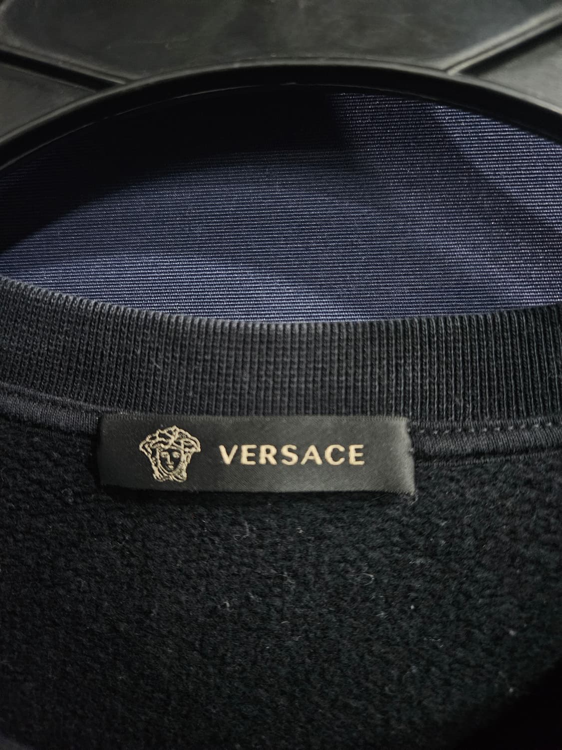 베르사체 프린팅 블랙컬러 남성 105 기모 맨투맨  상품이미지3