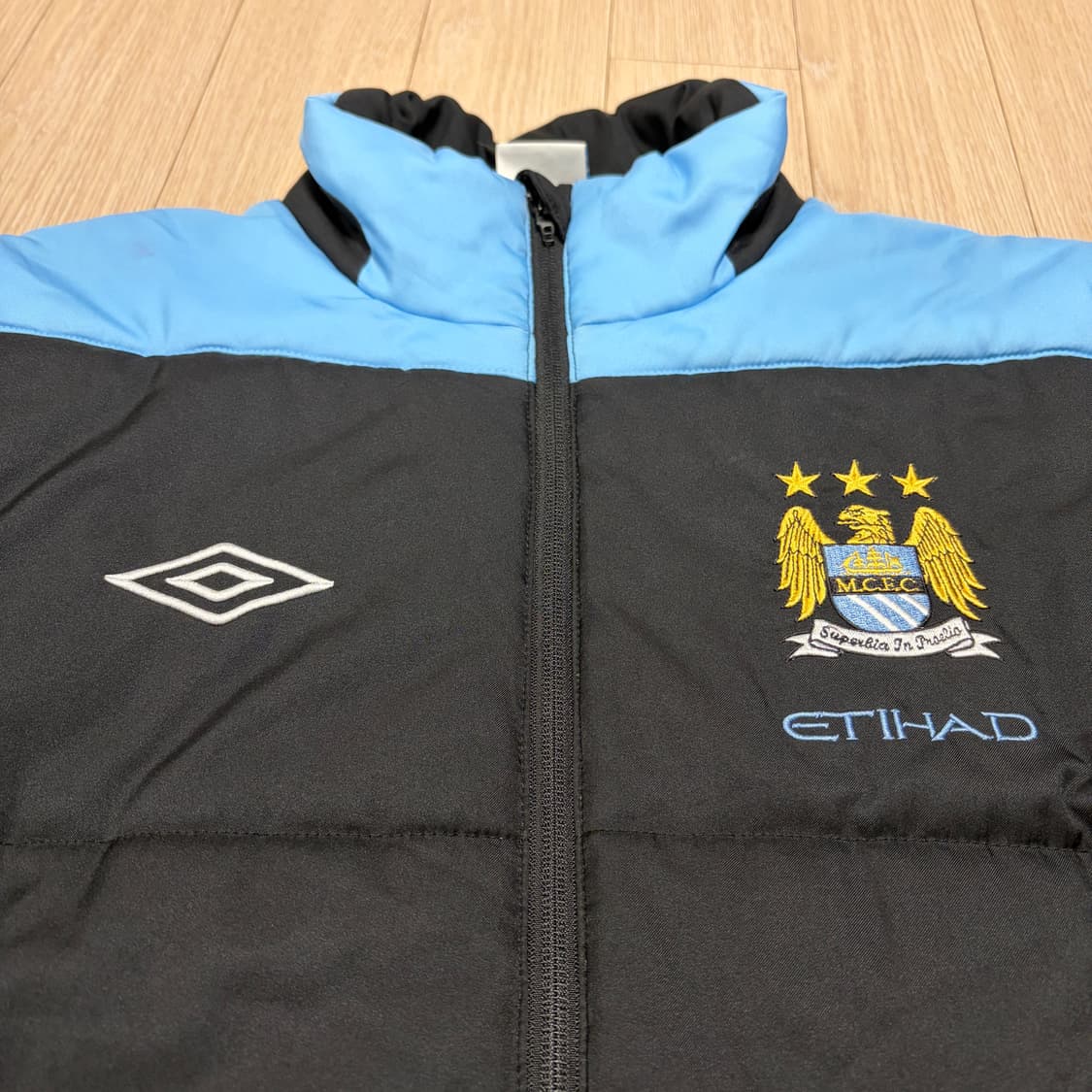 엄브로 X 맨시티 12-13 빅로고 투웨이 패딩 점퍼 상품이미지3