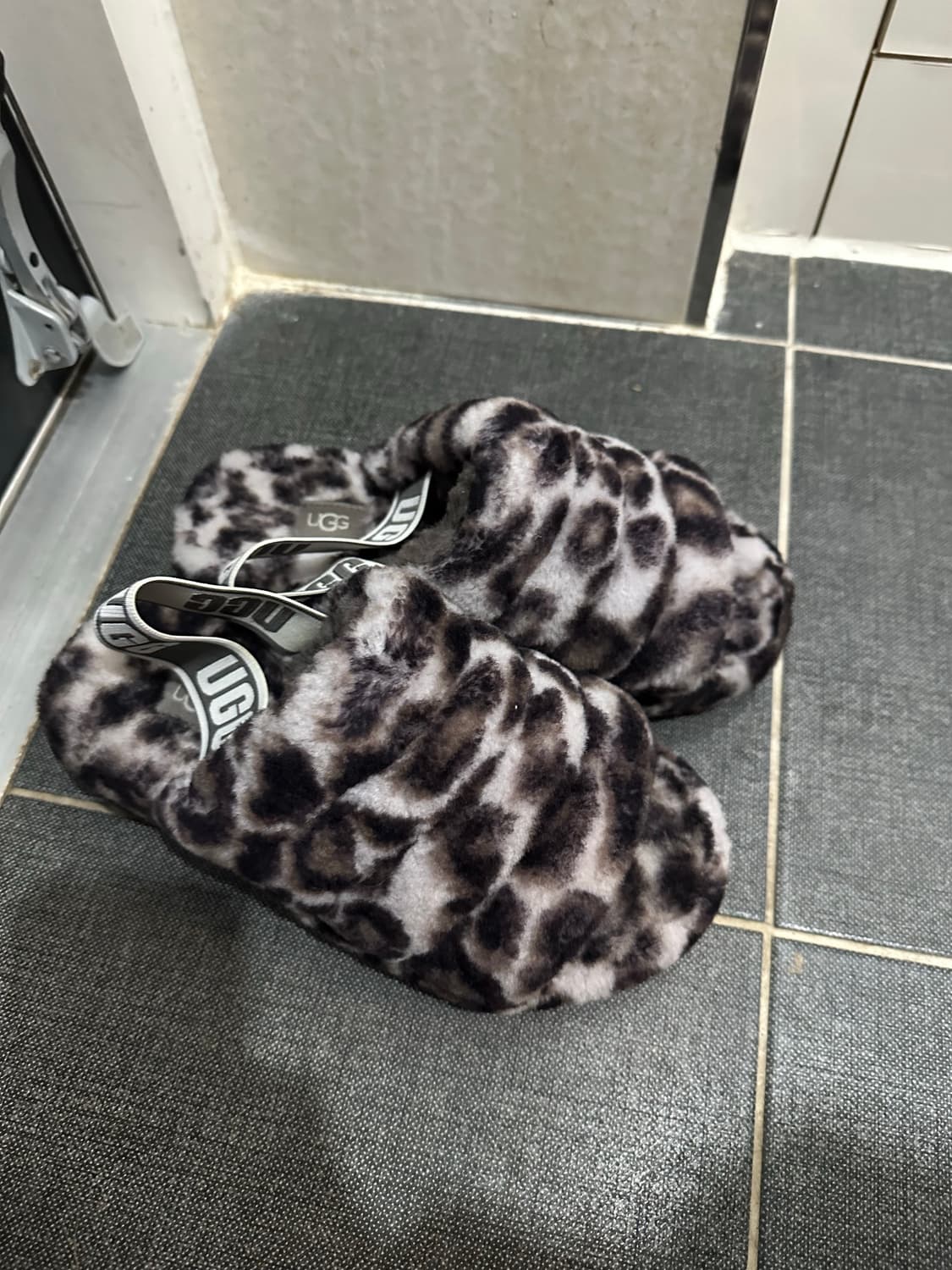 UGG 어그 플러피 레오파드 슬리퍼 230 상품이미지1