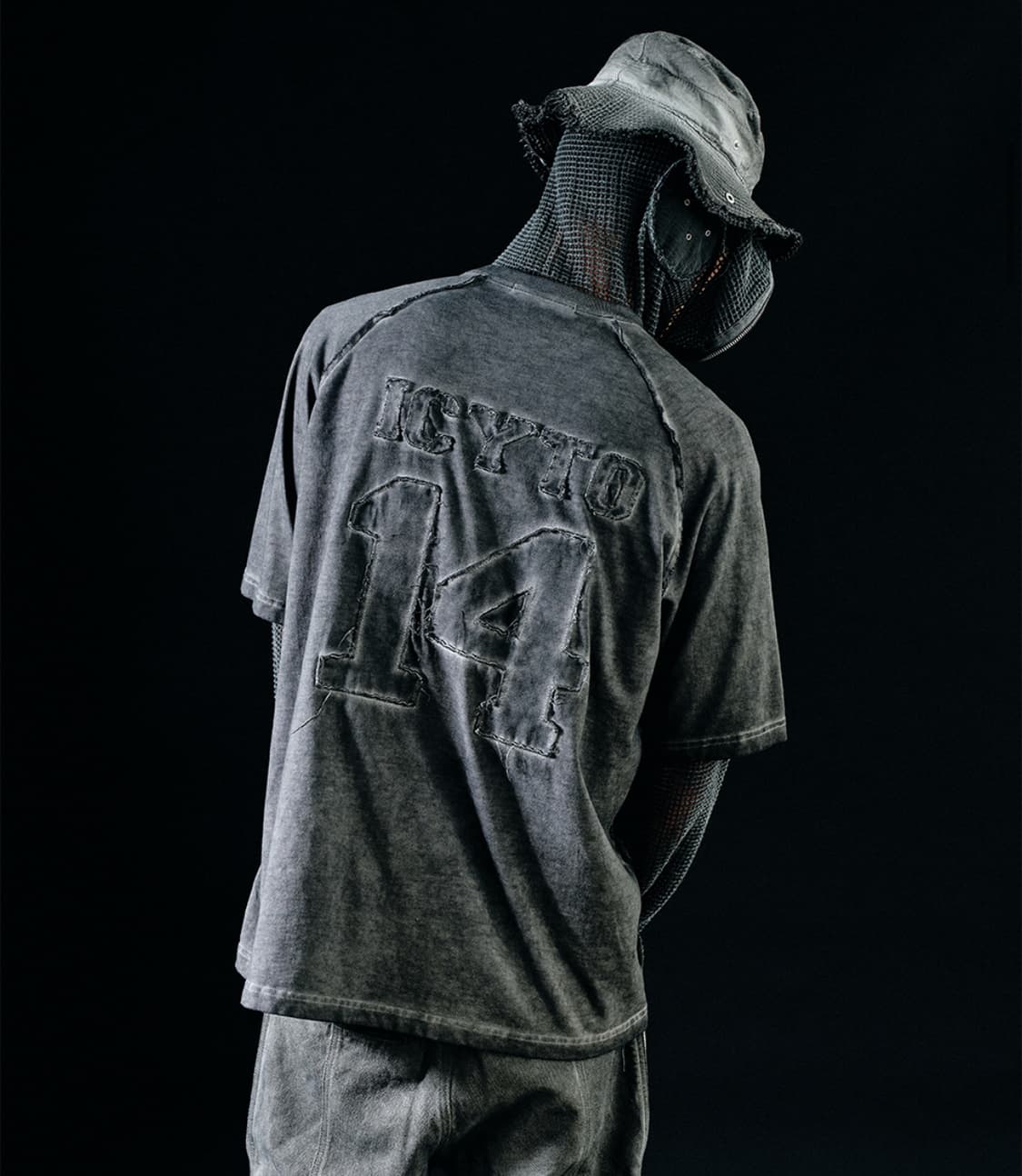 icyto 아이시토 로우 엣지컷 반팔티셔츠 차콜 색상 상품이미지1