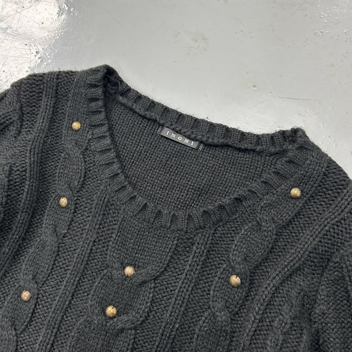 잉그니 블랙 스터드 케이블 니트  상품이미지6