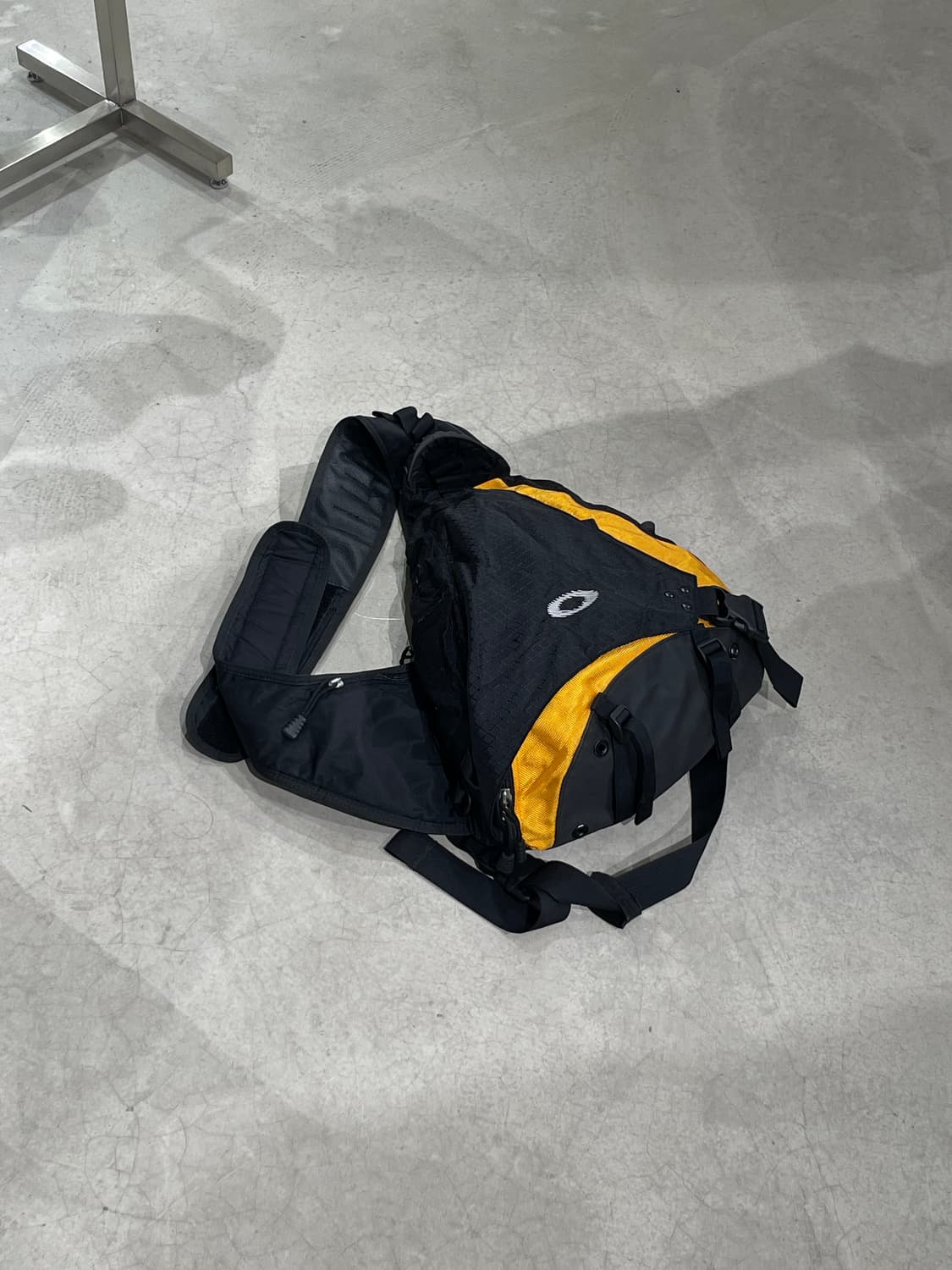 오클리 00’s 투 톤 테크니컬 슬링백 상품이미지1