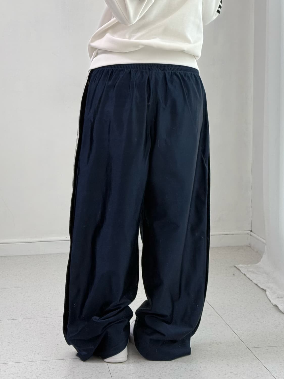 아디다스 네이비 사이드 버튼 트랙팬츠 상품이미지4