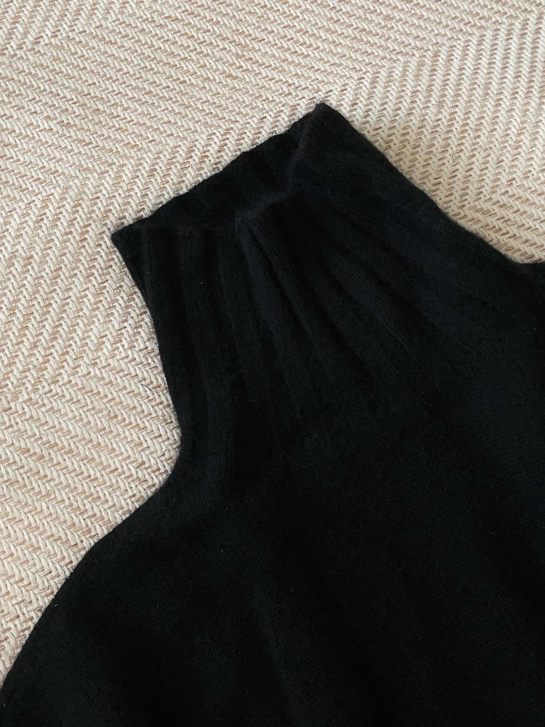 헤릴 herill 레드크로스 캐시미어 터틀넥 블랙 1 상품이미지2