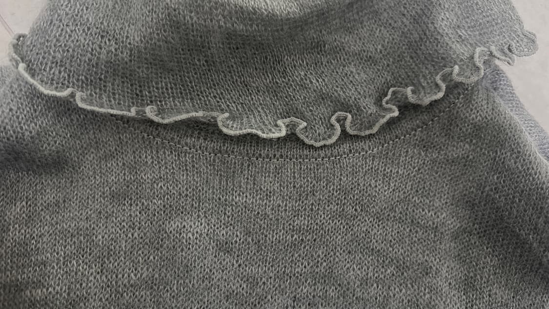 모헤어 꽃 디테일 하이넥 롱 니트 상품이미지5