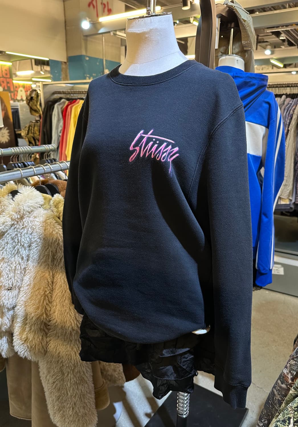 STUSSY 스투시 핑크로고 블랙맨투맨 상품이미지1