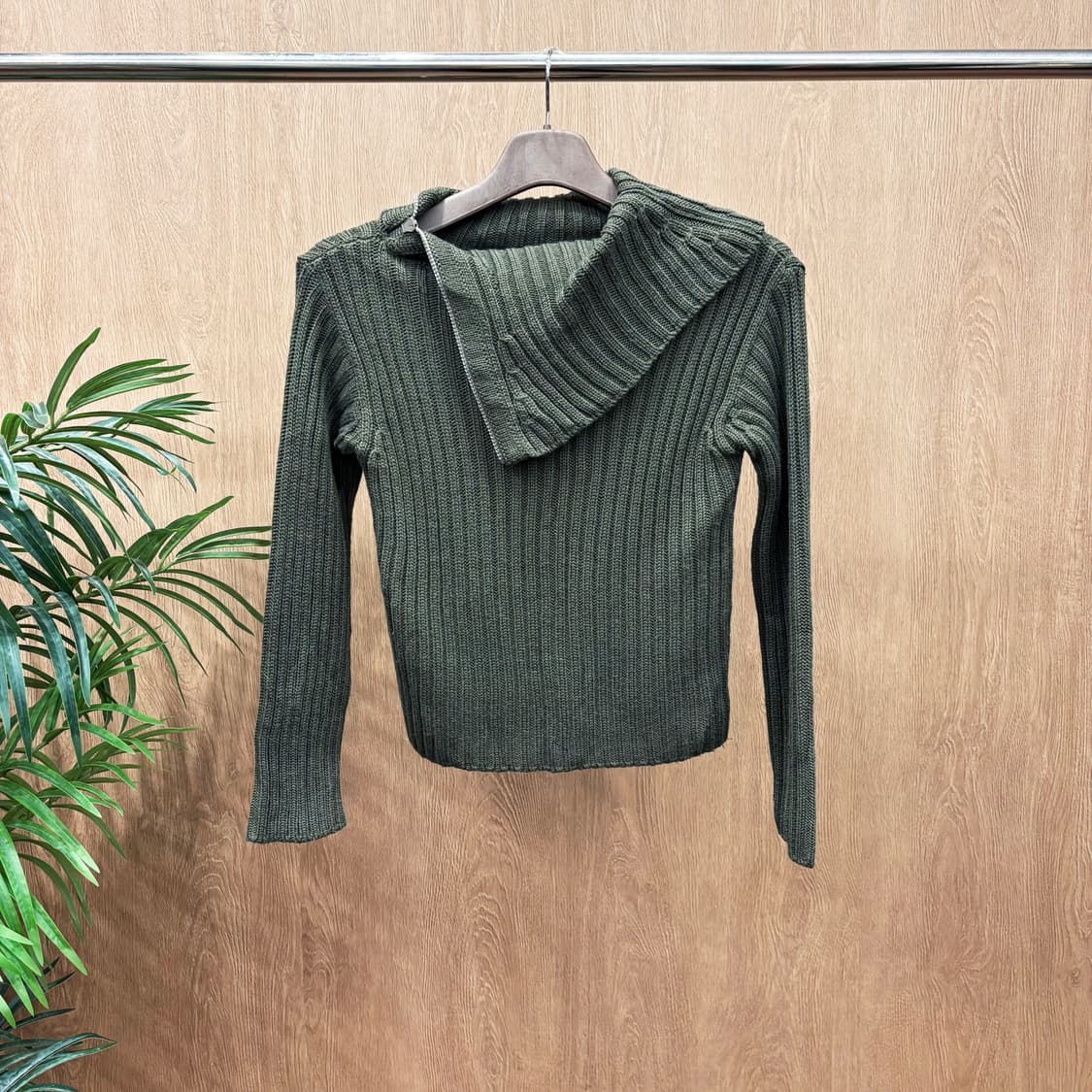 막스앤코 슬림핏 긴팔 골지 니트 비대칭 넥 플랩 카라 지퍼 디테일 카키 상품이미지1