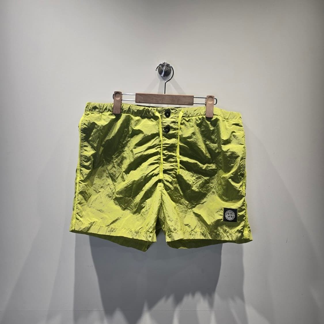 [중고/정품] 스톤 아일랜드 로고패치 나일론 스웜팬츠 라임 XL 상품이미지1