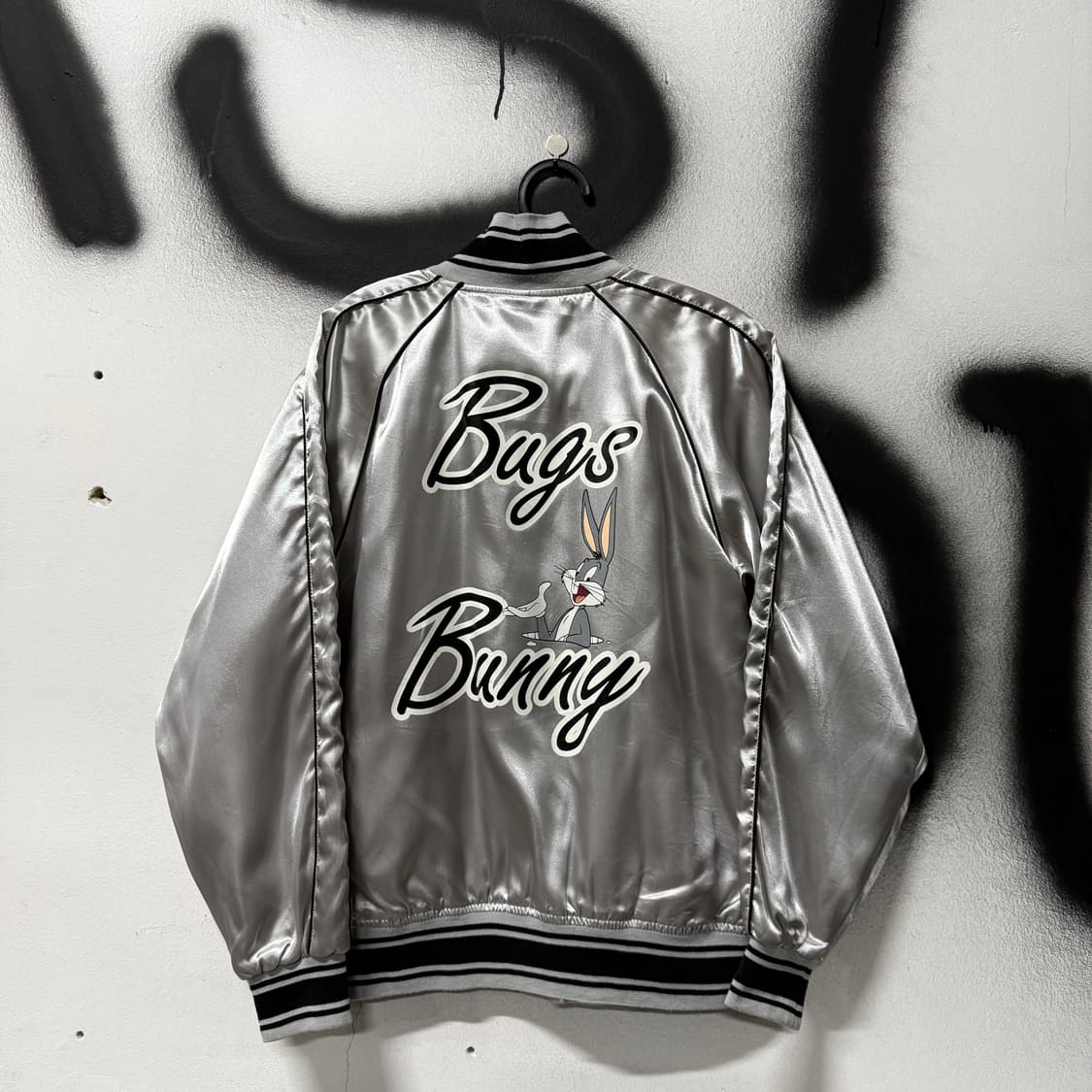 벅스 버니 Bugs Bunny 올드스쿨 빅 프린팅 사틴 실버 바시티 자켓 상품이미지2
