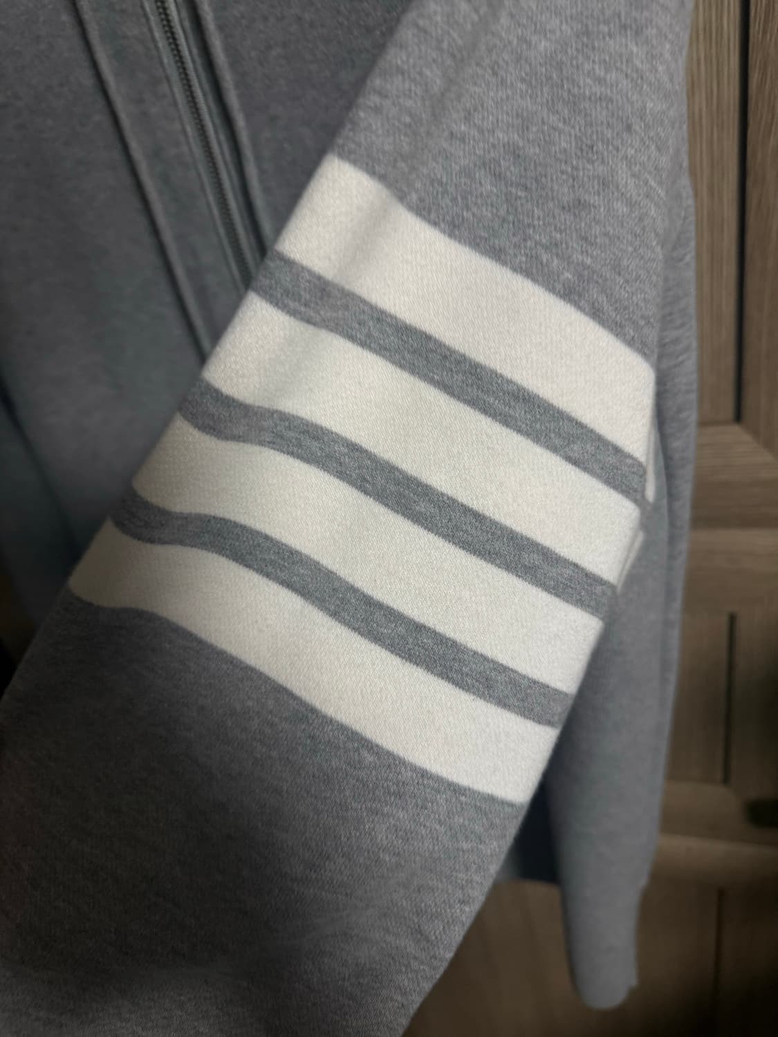 톰브라운 24SS 사선완장 후드집업 그레이  상품이미지5