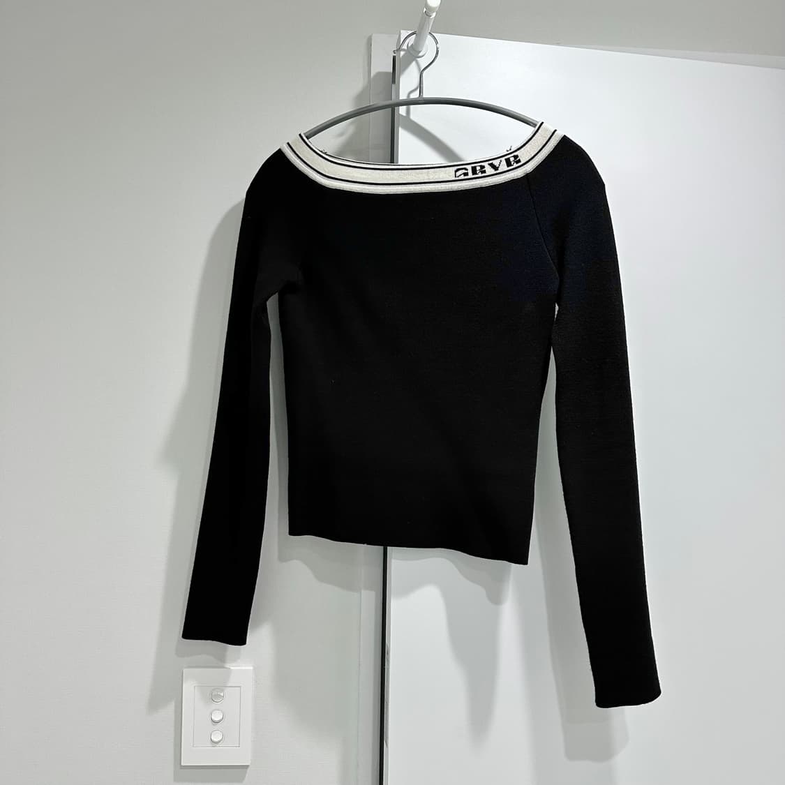 그로브 오프숄더 니트 블랙 상품이미지2