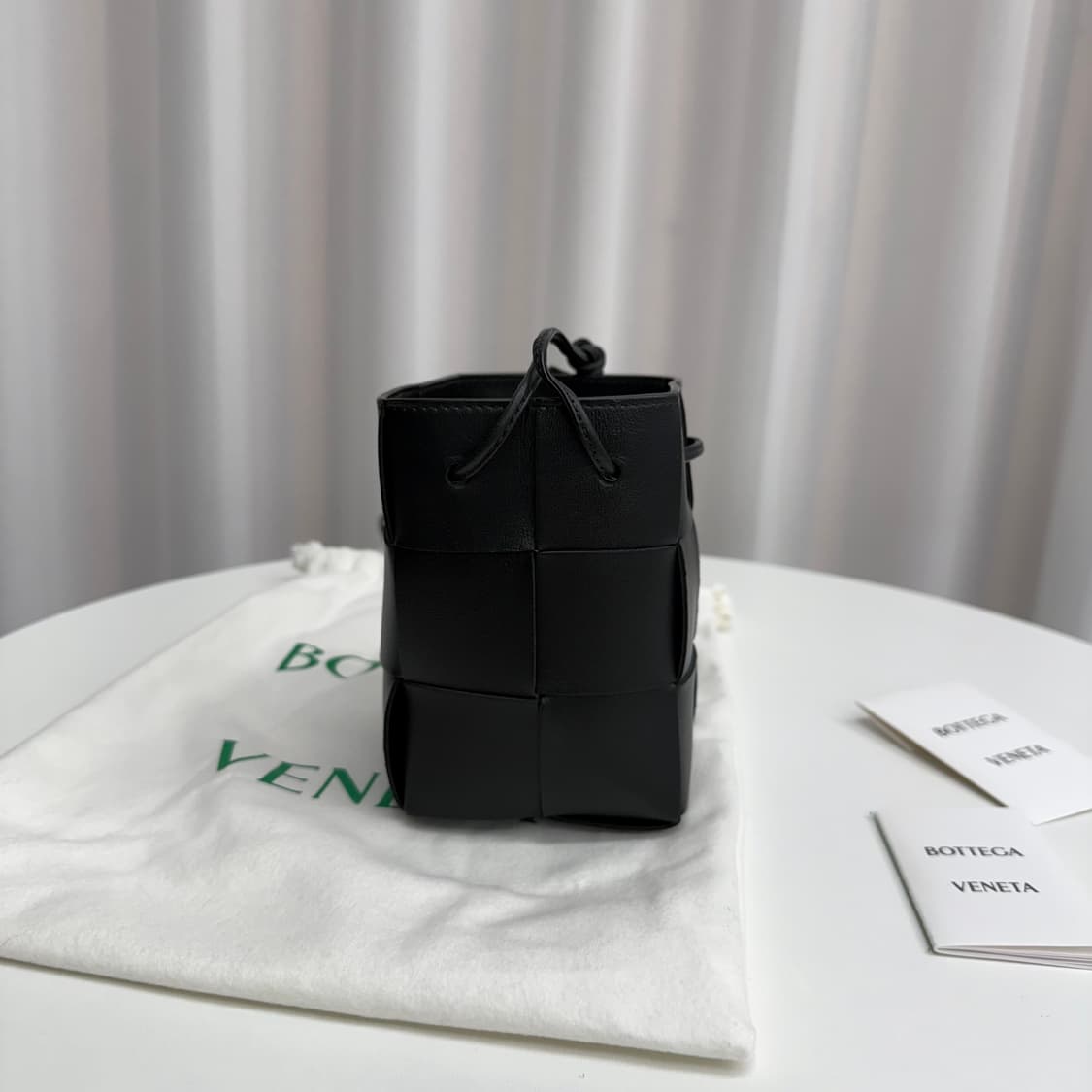 [정품] 보테가베네타 미니 카세트 버킷백 블랙 상품이미지4