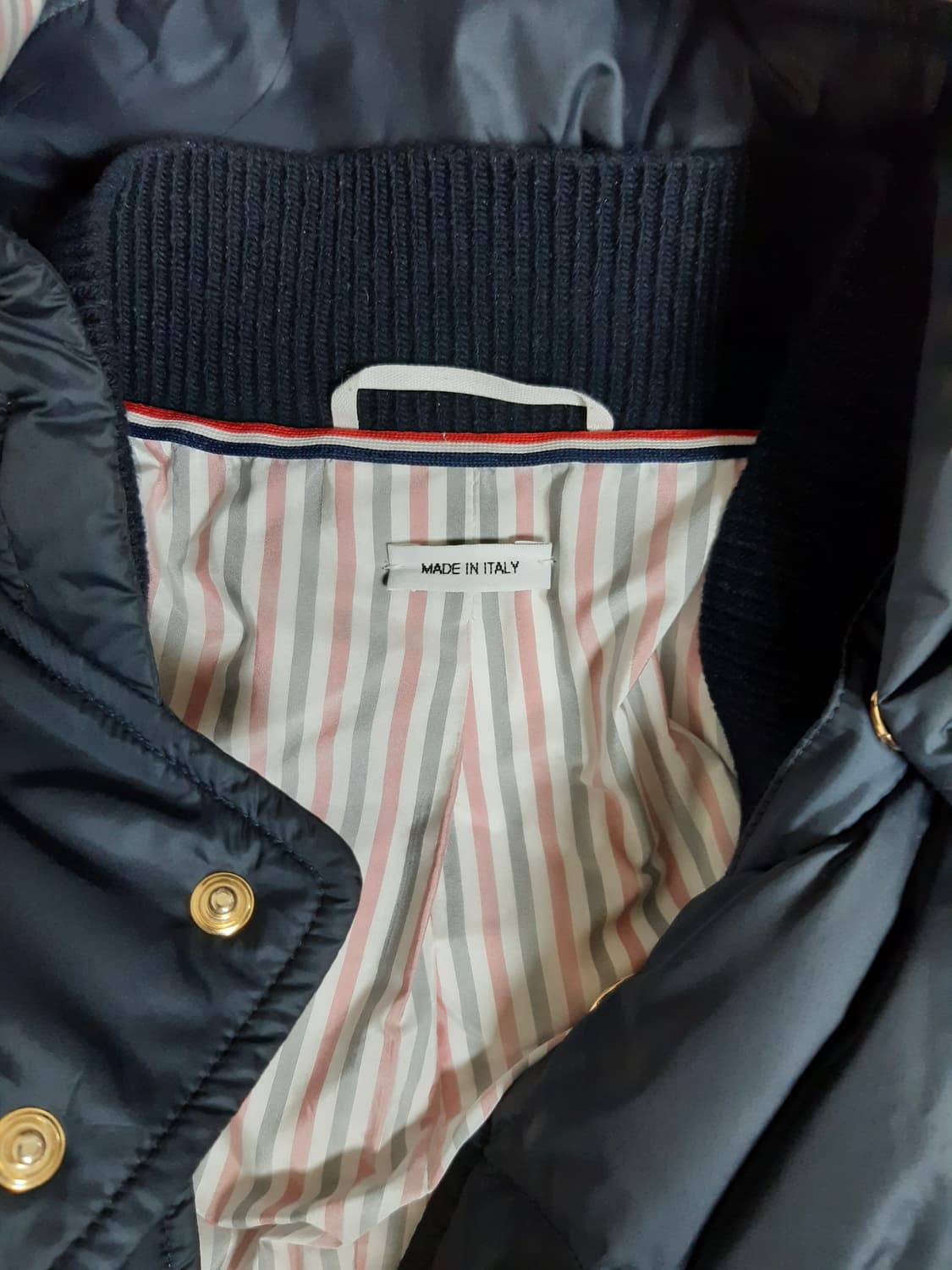 톰브라운 패딩 4BAR 금장 네이비 상품이미지4