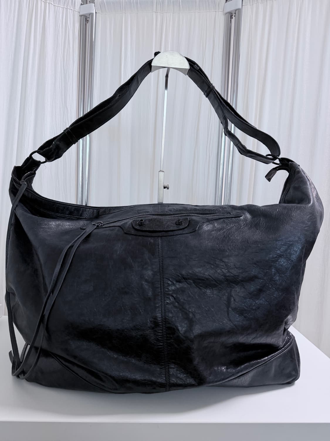 발렌시아가 커리어 모터백 블랙 상품이미지1