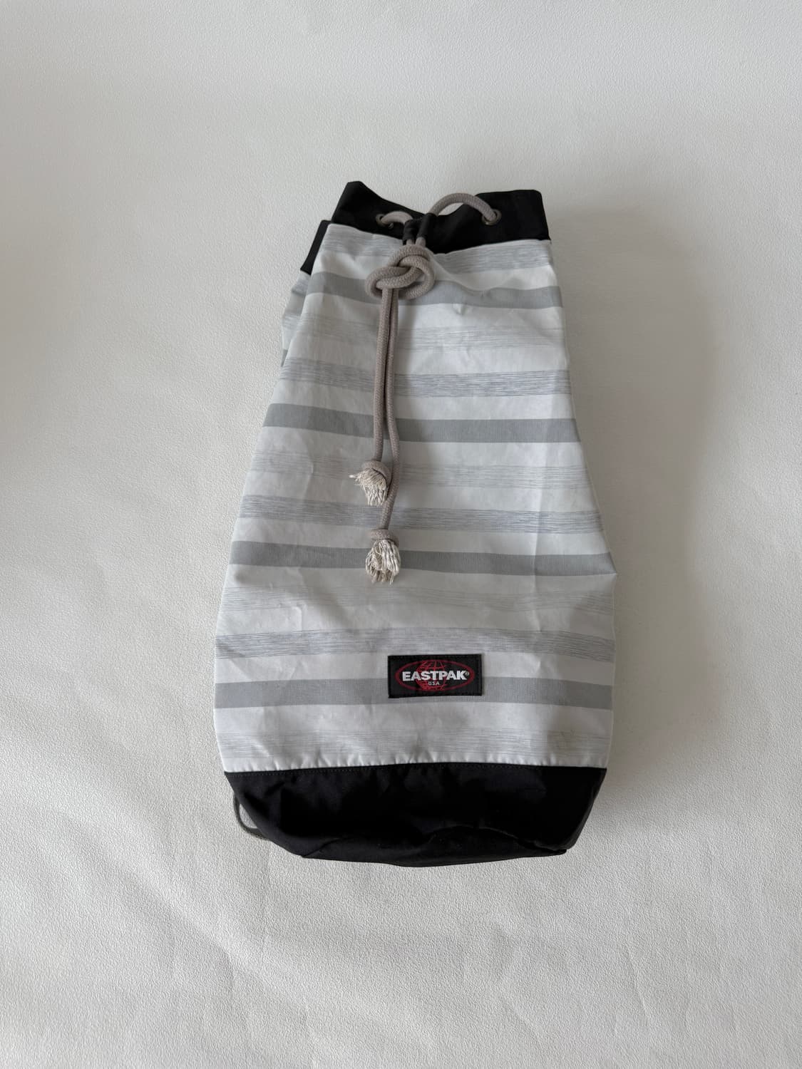 이스트팩(EASTPAK) 복조리 백팩(큰 사이즈, 어깨끈 안쪽면 묻어남) 상품이미지1