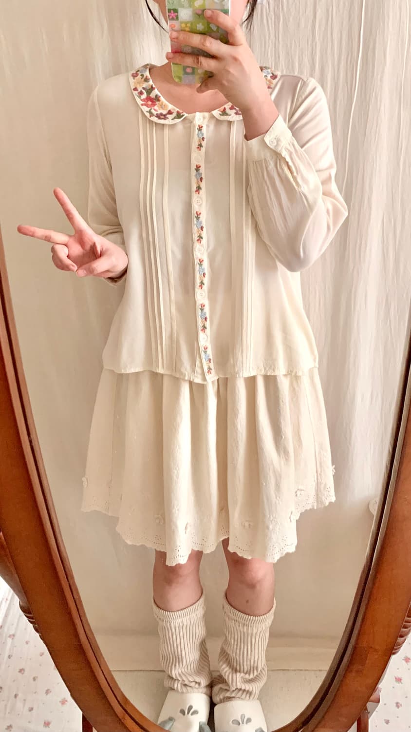 Hamble 꽃자수 핀턱 블라우스 상품이미지4