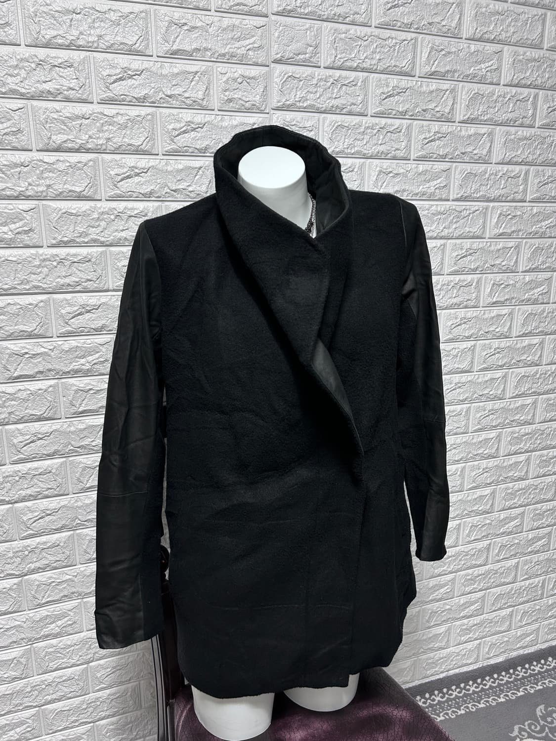 띠어리 울 드레이프 코트 레더 디테일 상품이미지3