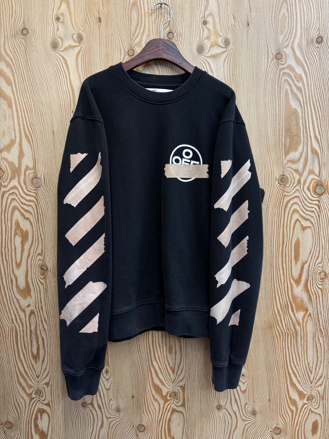 오프화이트 테이프 애로우 맨투맨 상품이미지1