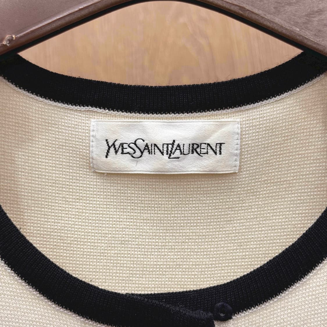 입생로랑 니트 반팔 원피스 버튼 디테일 클래식 아이보리 블랙 상품이미지7