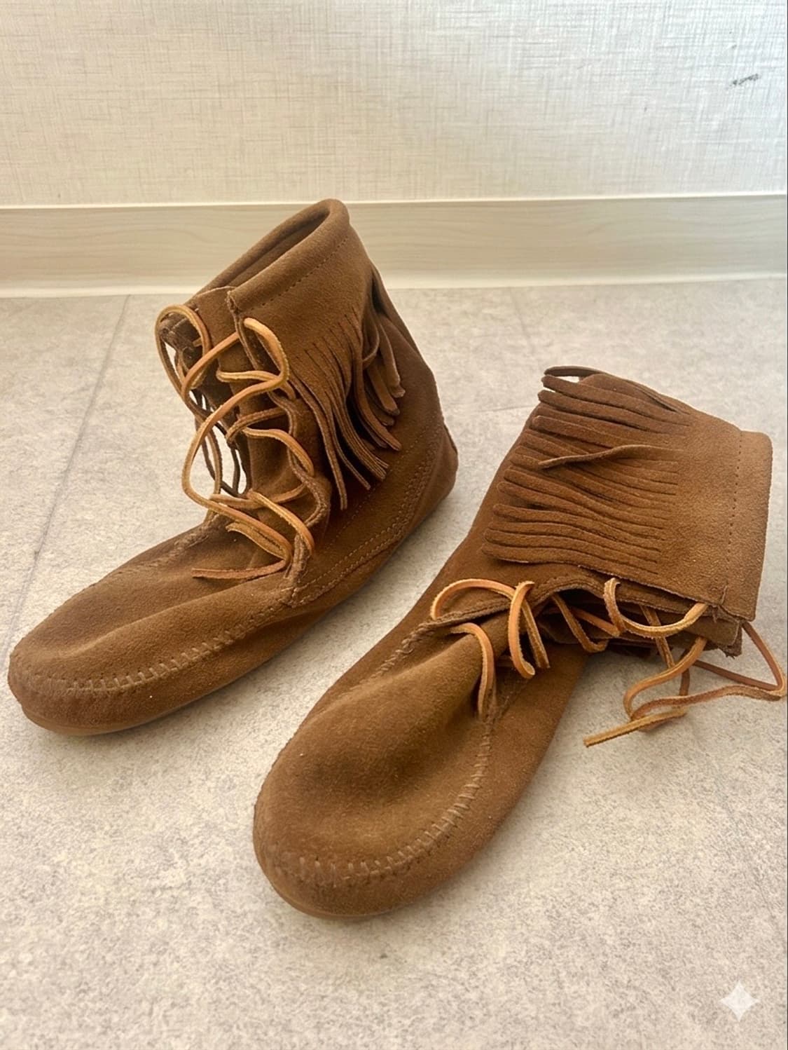 미네통카 가죽 프린지 부츠 상품이미지2