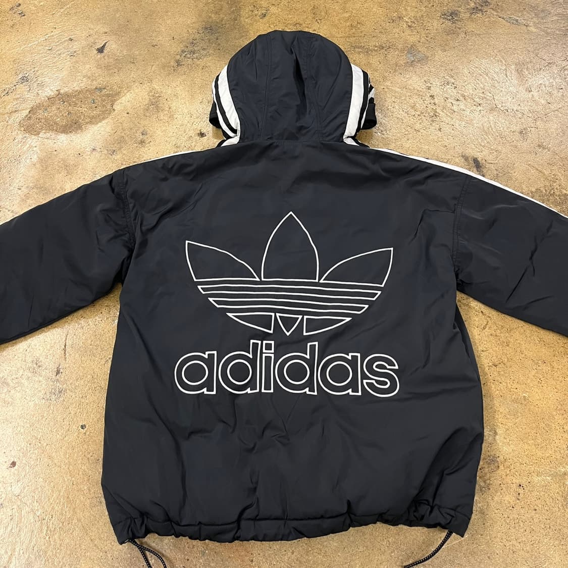 아디다스 블랙 빅로고 백로고 숏패딩  상품이미지4