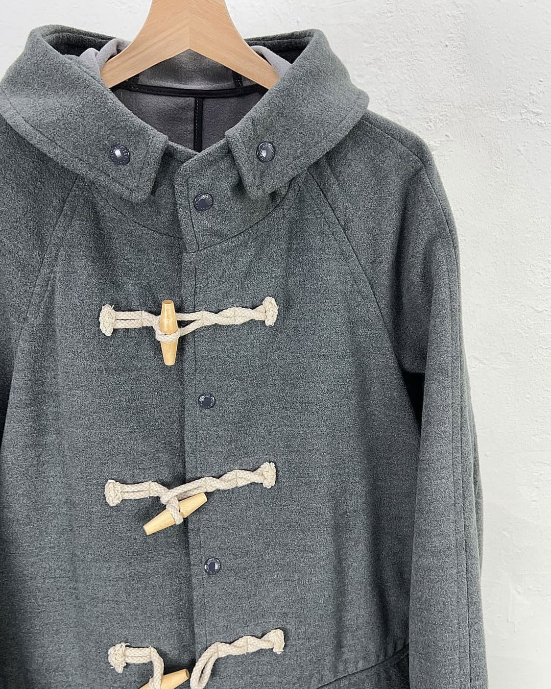 빔즈 차콜 그레이 멜튼 토글 플랩 포켓 후디 롱 코트 상품이미지3