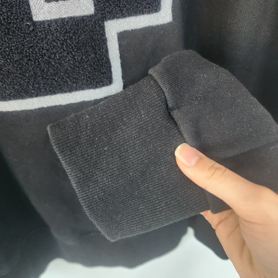 아루마루 블랙 레터링 맨투맨 상품이미지3