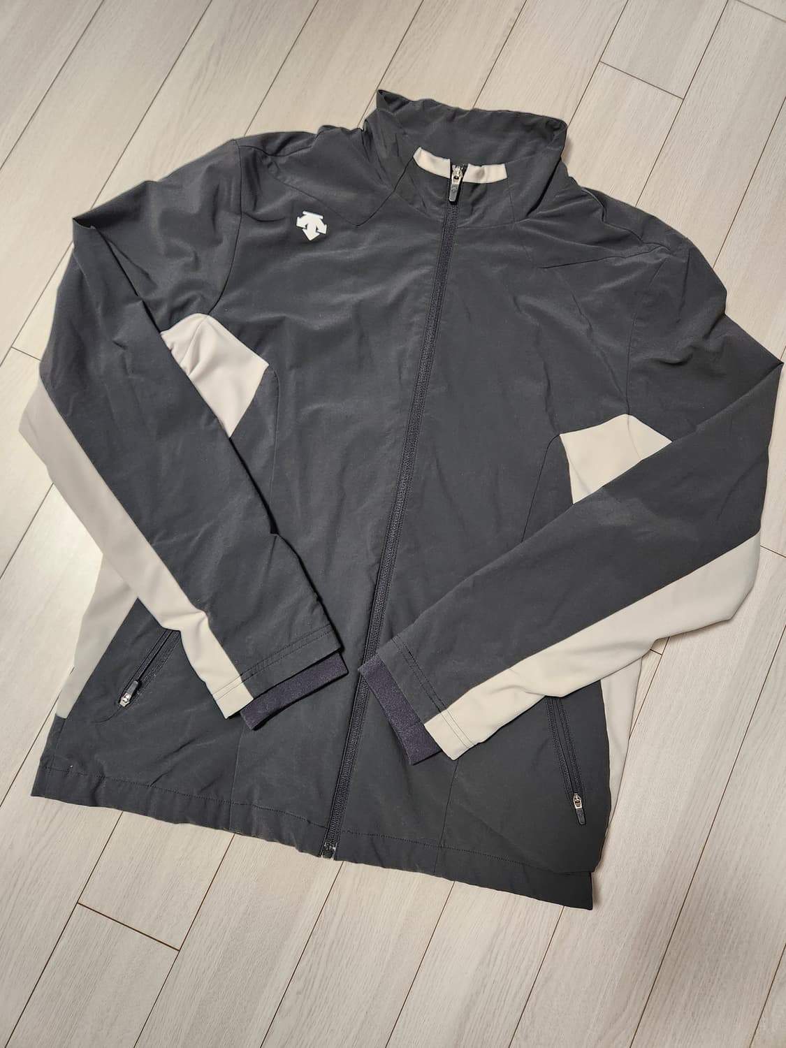 데상트 바람막이 집업 자켓 사이즈100(L)

오염 하자없이 깨끗해요^^ 상품이미지1